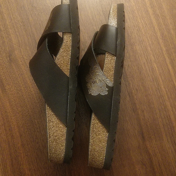 BIRKENSTOCK - Leather - Black & Gold sandals. Size 38 or 7/7.5. LIKE NEW - Picture 3 of 8